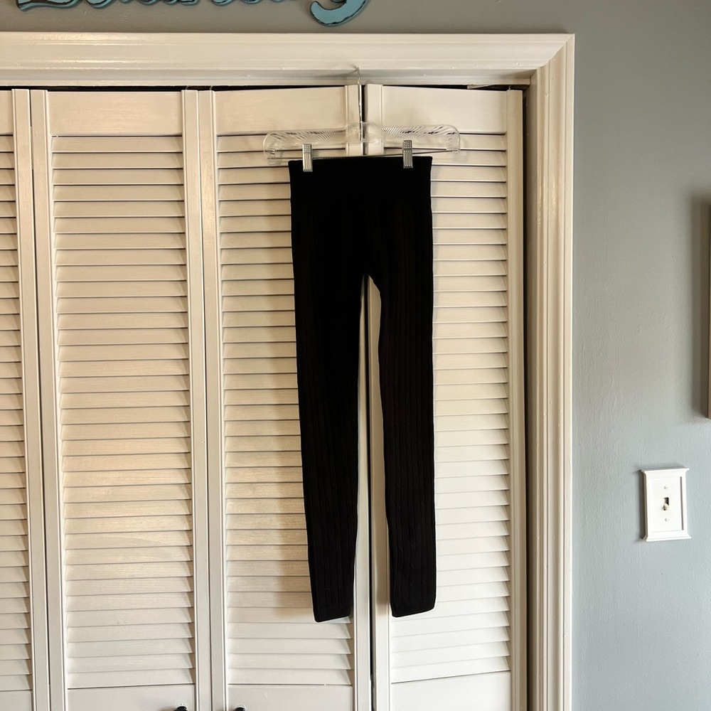 HUE Black Ribbed Leggings